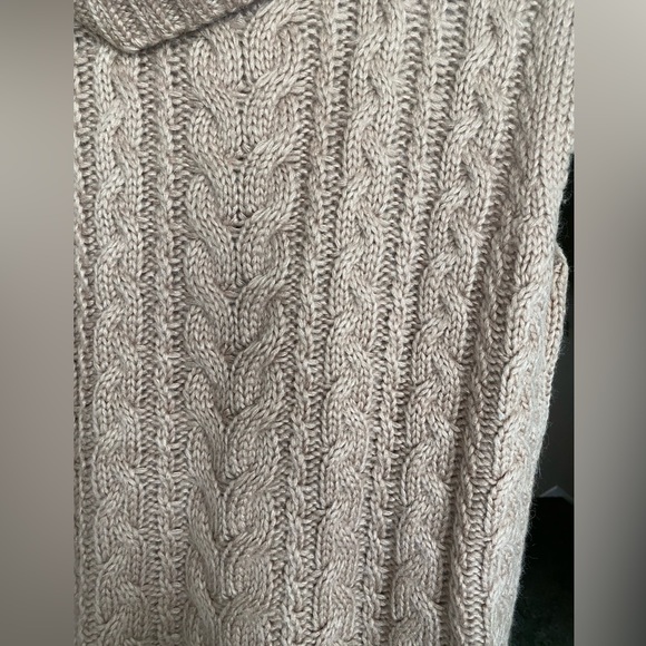 525 Cable Vest in Portabella - Picture 6 of 7